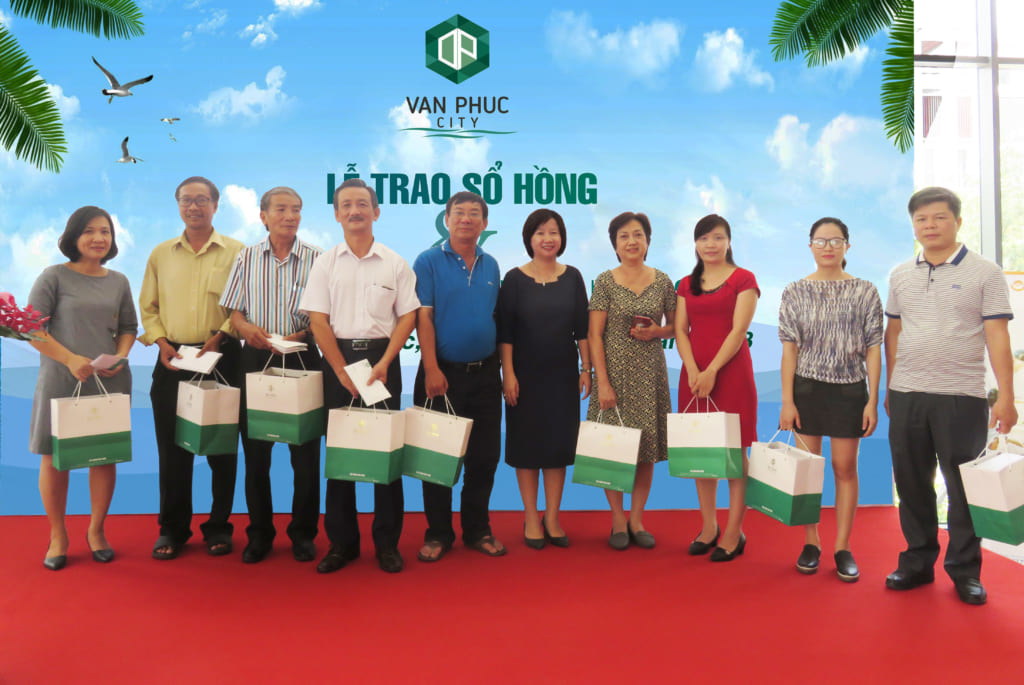 Bà Nguyễn Thị Thu Trang - Trưởng phòng chăm sóc khách hàng Tập đoàn Đại Phúc trao Giấy chứng nhận quyền sở hữu nhà ở và quyền sử dụng đất ở cho cư dân trong đợt 1 năm 2018.