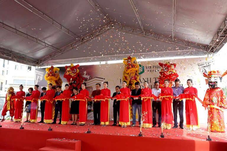 Van Phuc City tổ chức khánh thành cổng chào và đường Đinh Thị Thi