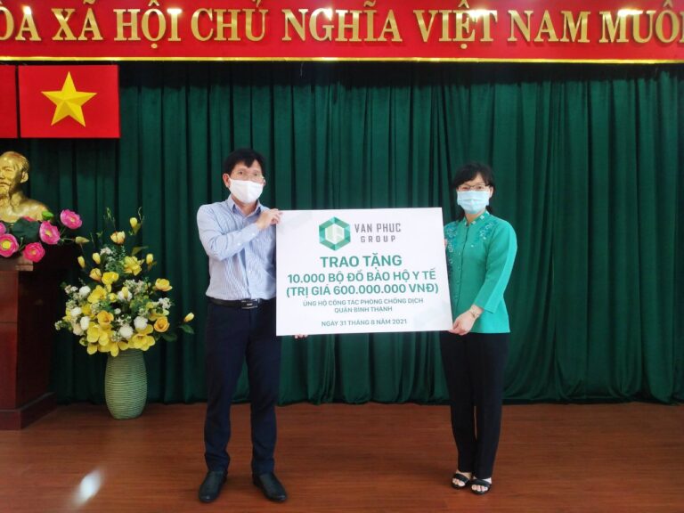 Van Phuc Group tặng 10.000 bộ đồ bảo hộ y tế cho Quận Bình Thạnh