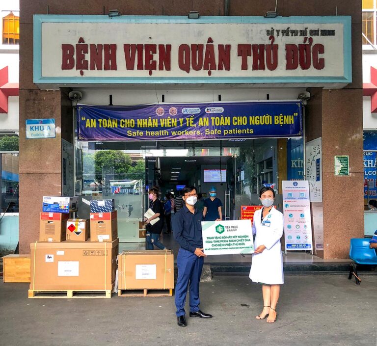 Vạn Phúc Group tặng hệ thống xét nghiệm Covid-19 tự động cho hai bệnh viện tại TP. Thủ Đức