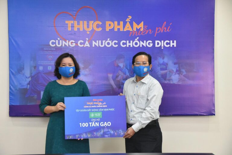 Vạn Phúc Group ủng hộ 100 tấn gạo, 2.000 bộ quần áo bảo hộ chống dịch Covid-19
