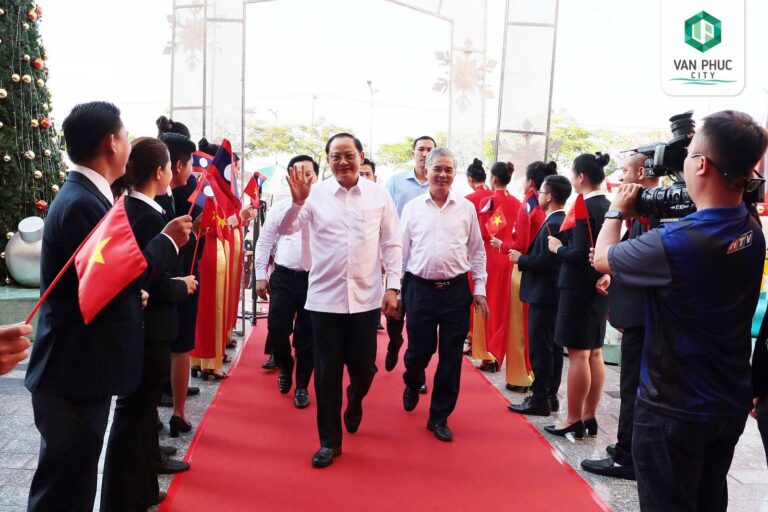 Phó Thủ tướng Lào cùng lãnh đạo UBND TP.HCM thăm và làm việc tại Vạn Phúc City