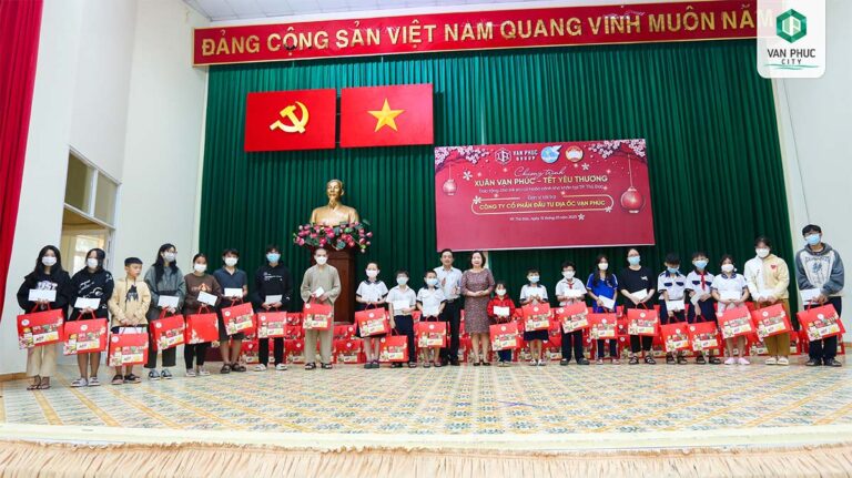 Van Phuc Group tặng quà Tết cho trẻ em hoàn cảnh khó khăn, mồ côi tại TP. Thủ Đức