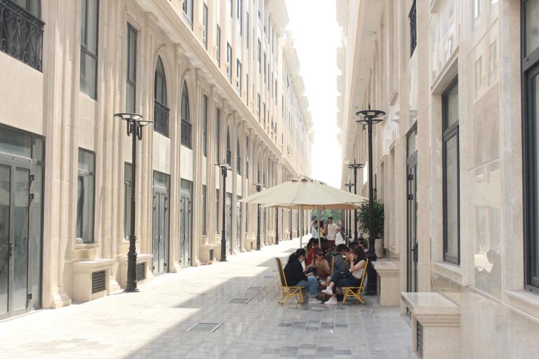 Giới trẻ rần rần đi chụp hình tại phố đi bộ Royal – Vạn Phúc City