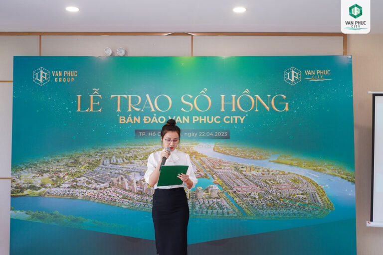 Trao sổ hồng cho cư dân Vạn Phúc City